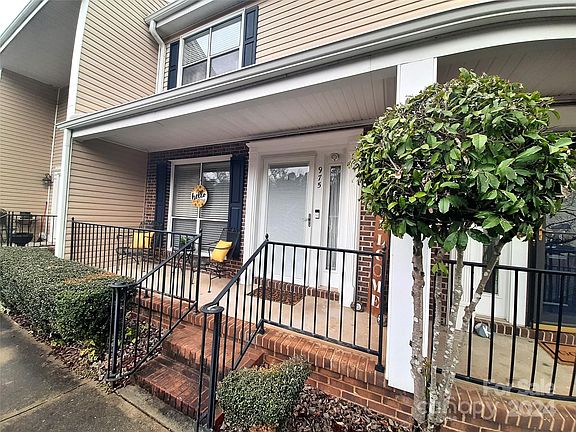 3rd image of 975 Surry Ln