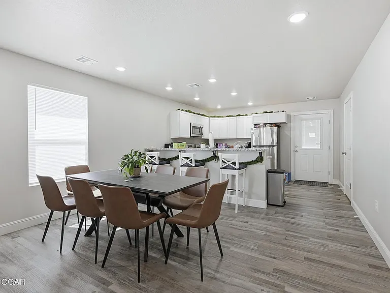 402 N Jackson Ave — Photo 3