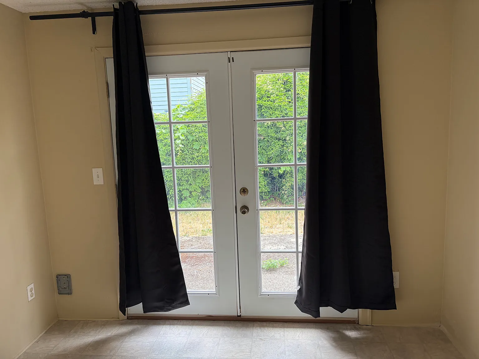3 bed, 960 sqft, $2,400 — Photo 2