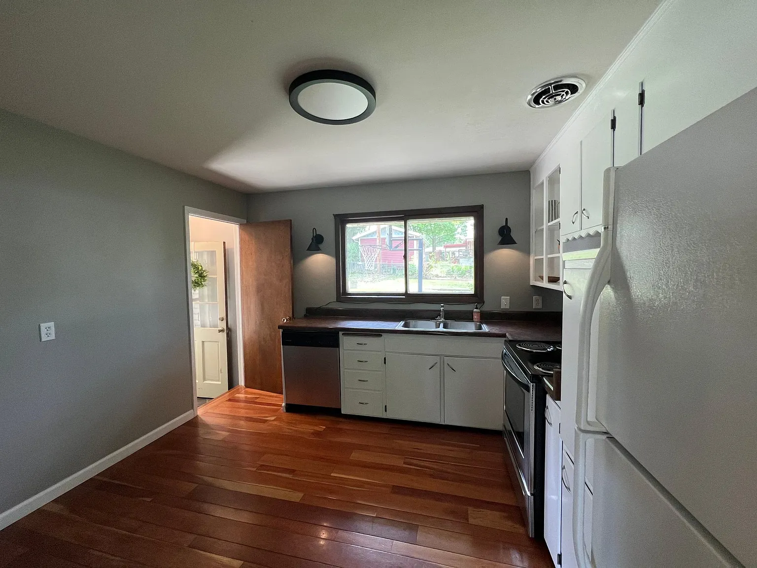 4 bed, 988 sqft, $1,800 — Photo 4