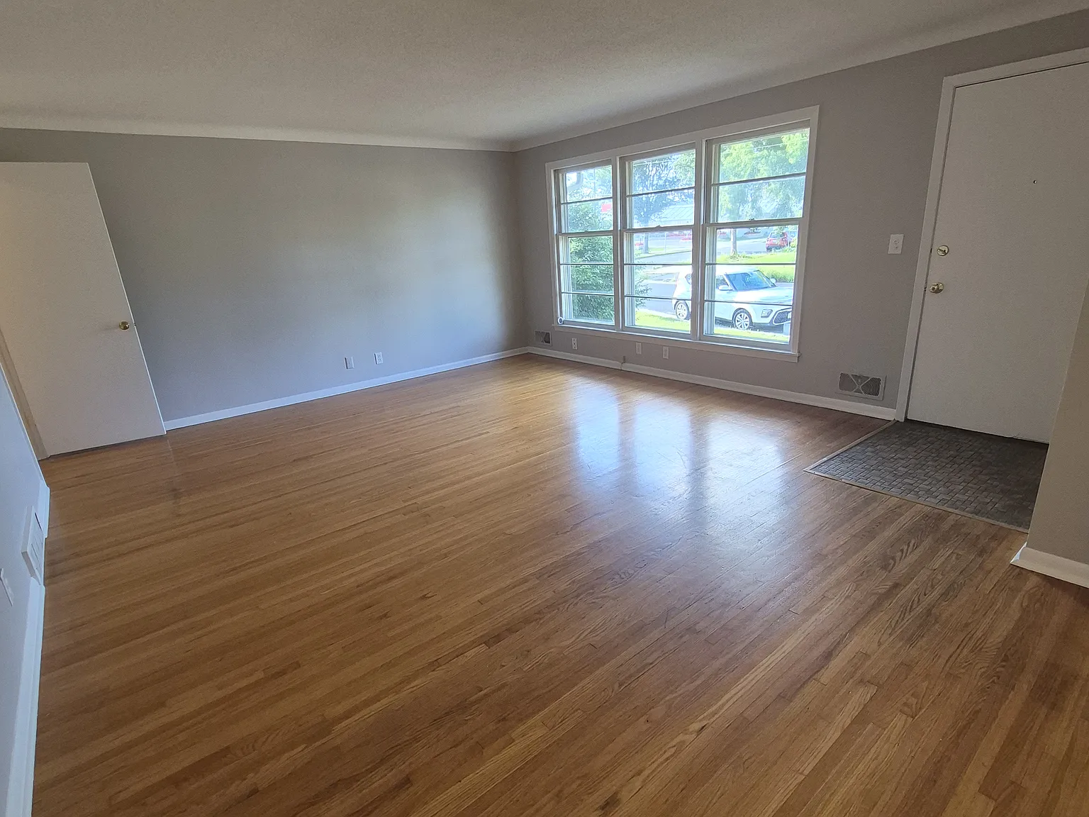 3 bed, 1920 sqft, $2,400 — Photo 3