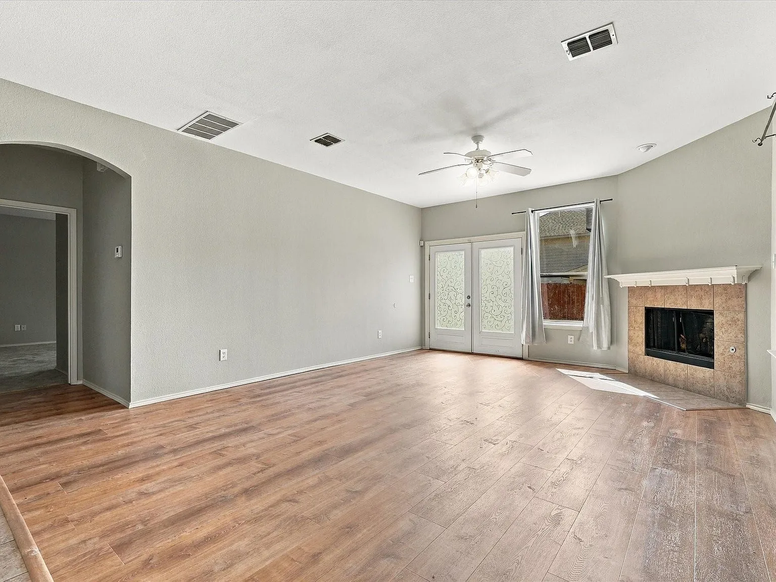 3 bed, 2.5 bath, 2356 sqft, $2,500 — Photo 2