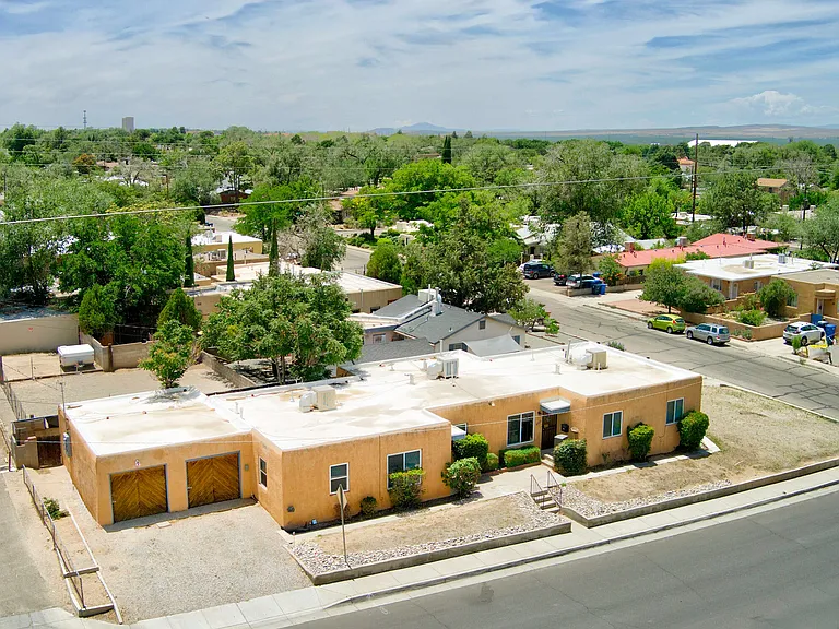 Updated, Spacious, 2 bedroom End Unit w/ Garage & Yard Close to UNM — Photo 15