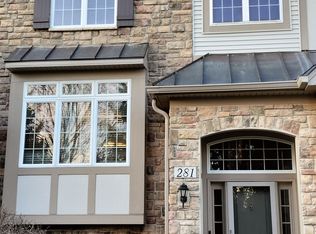 281 Fitzgerald Cir, Carol Stream, IL 60188