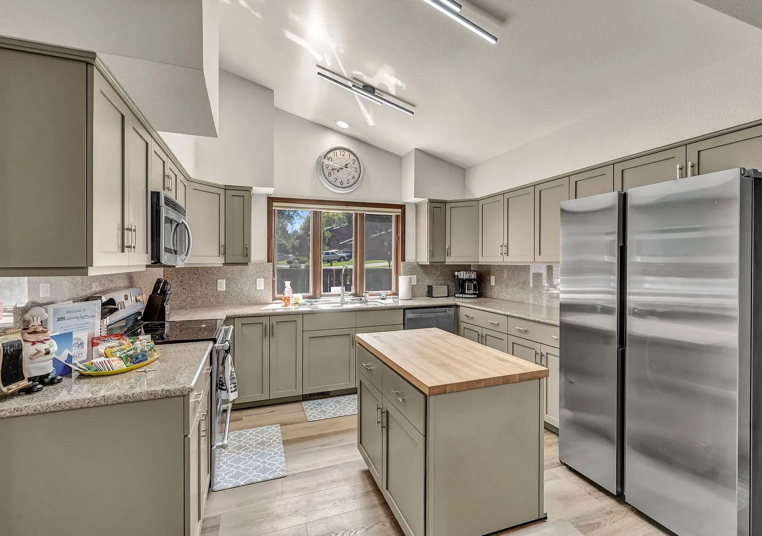 Tahoe-Inspired Fully Furnished South Reno Retreat All Utilities Included — Photo 2