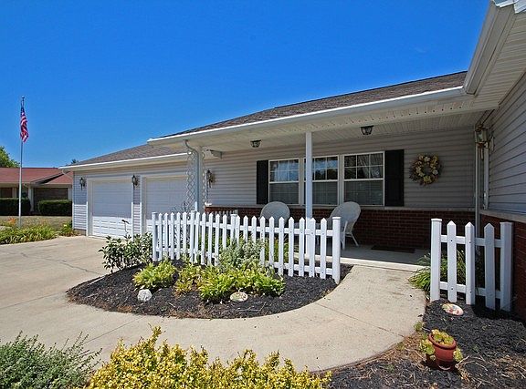3rd image of 682 Fairlawn Dr