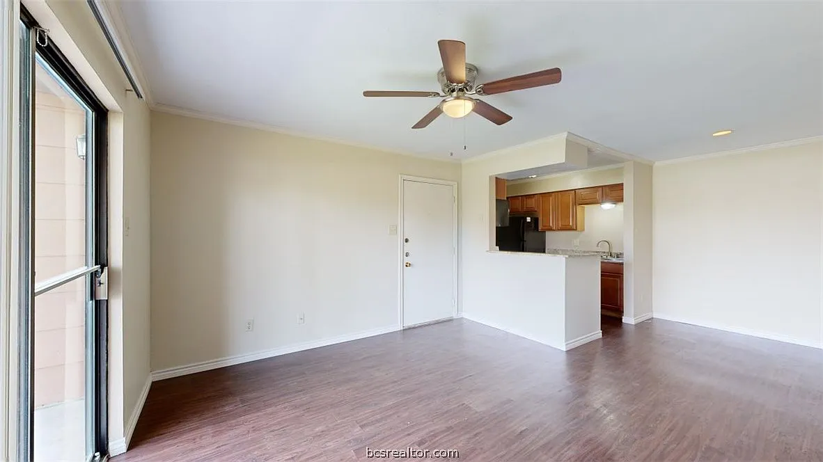 1 bed, 1.0 bath, 677 sqft, $1,000 — Photo 4