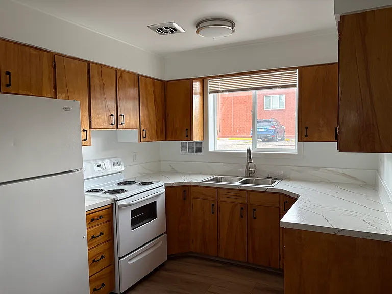 1925 15th Ave S #3 — Photo 1