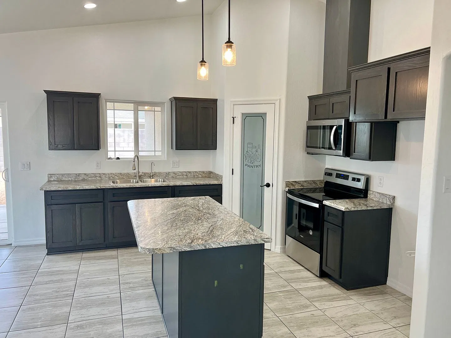Brand New 3 bedroom home with 2 car garage — Photo 2