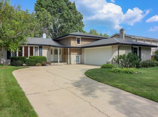 7721 Queens Ct, Downers Grove, IL 60516