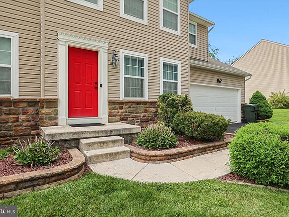5th image of 135 Surrey Ln