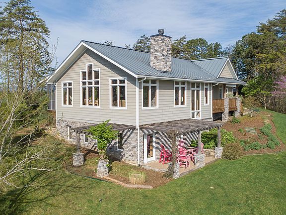 3rd image of 425 Pine Hills Dr