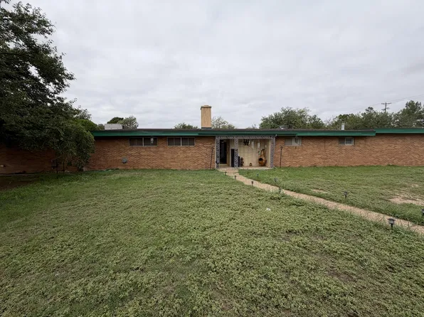 202 Country Club Ln, Levelland, TX 79336