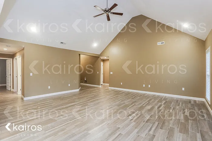 977 Garrett Ln — Photo 2