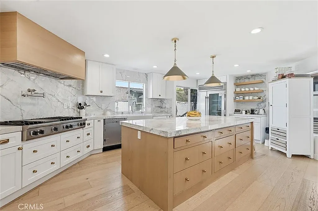 5 bed, 4.5 bath, 4315 sqft, $34,500 — Photo 3