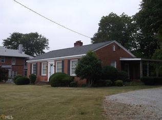 56 E Howell St, Hartwell, GA 30643