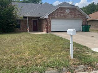 1403 S Howeth St, Gainesville, TX 76240
