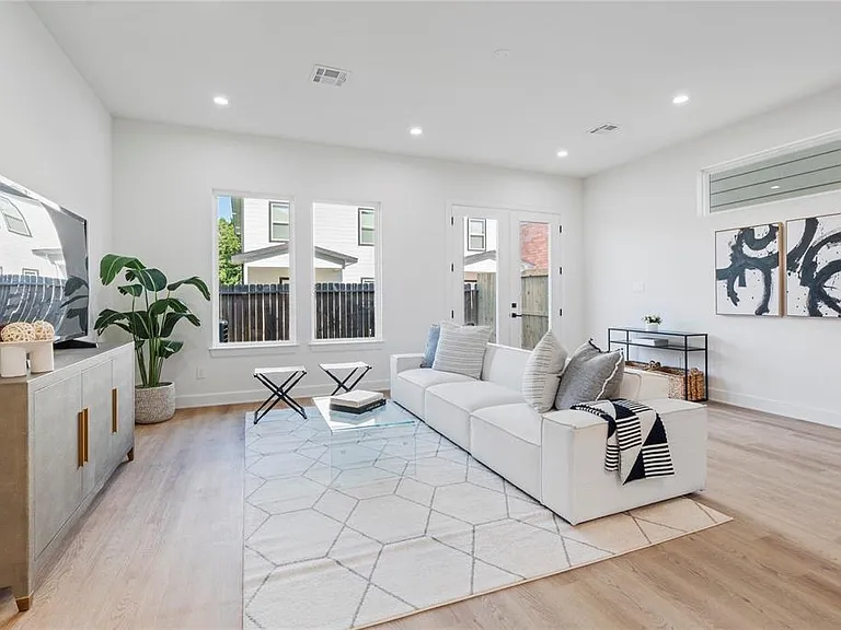 6321 Foster St — Photo 7