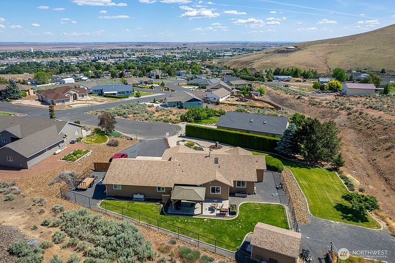 3rd image of 493 Chrisview Court W