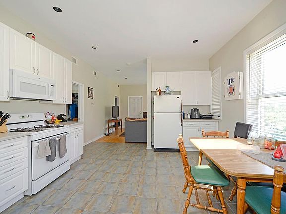 4th image of 536 N Armour St #2
