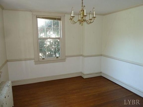 3rd image of 304 Warwick Ln