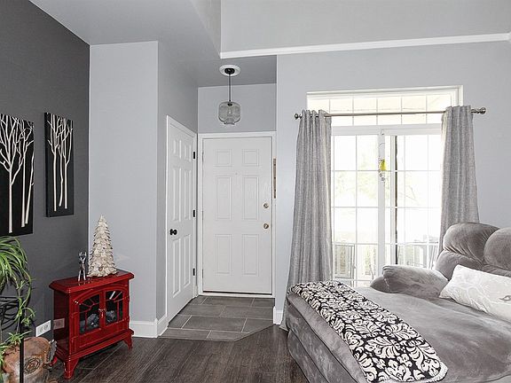3rd image of 2568 Hillsboro Blvd
