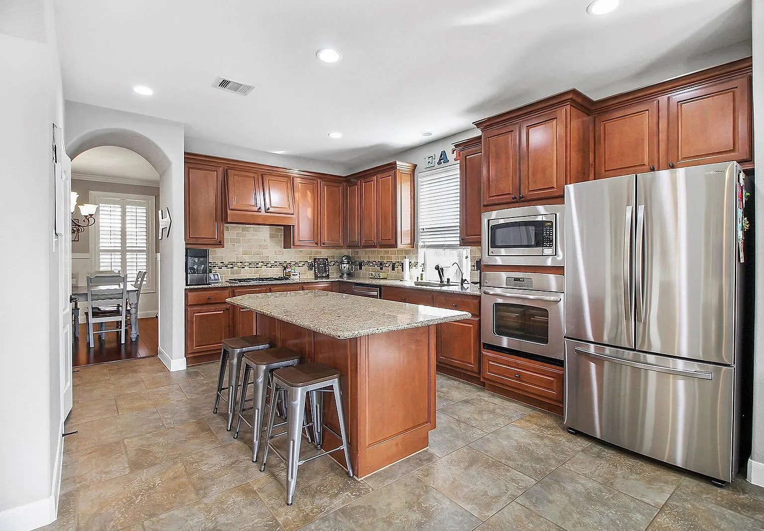 4 bed, 3.5 bath, 3865 sqft, $4,400 — Photo 4