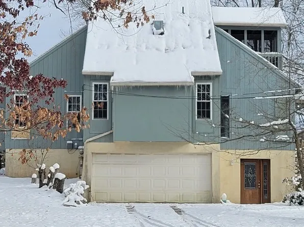 318 Valley Mills Dr, Parkersburg, WV 26104