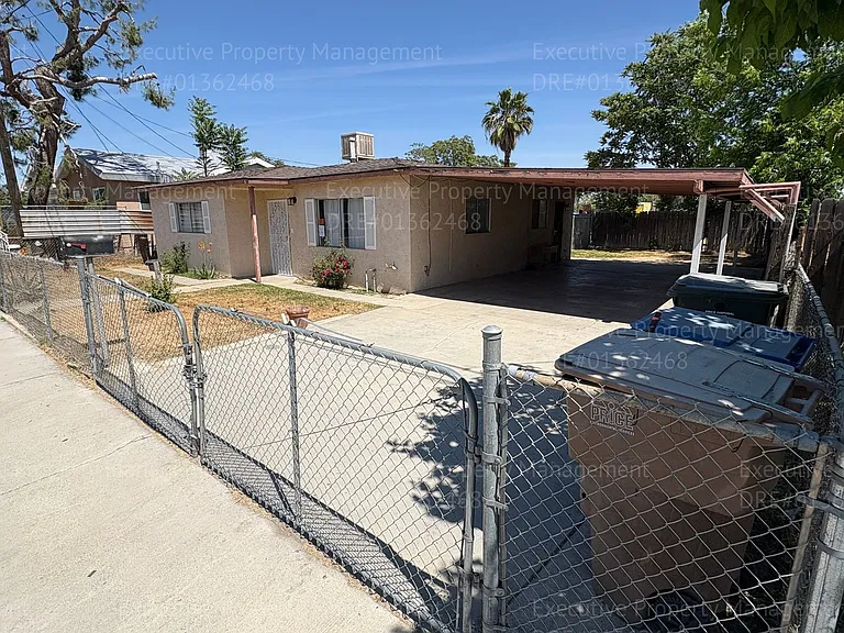 820 Moore St — Photo 3