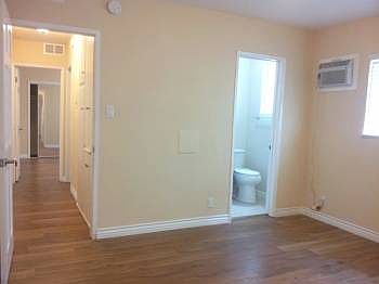 4th image of 13833 Oxnard St APT 20