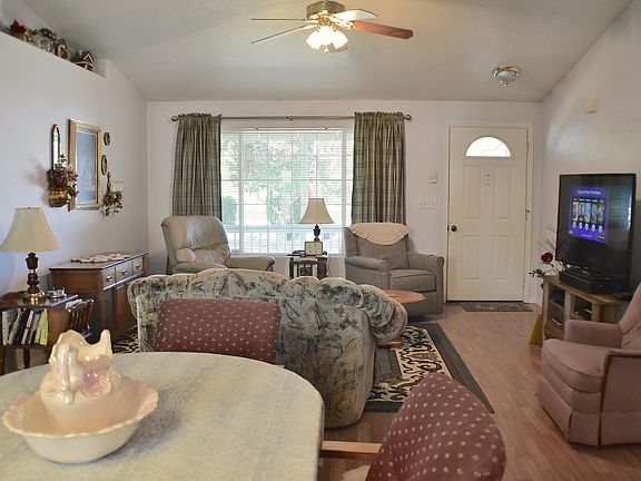 2nd image of 922 NE Snowberry St