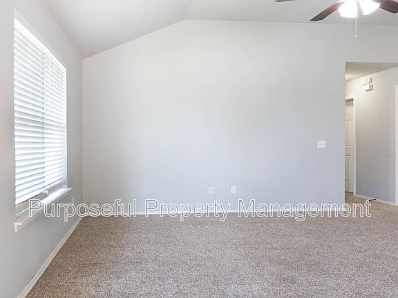 4th image of 617 SW 36th St