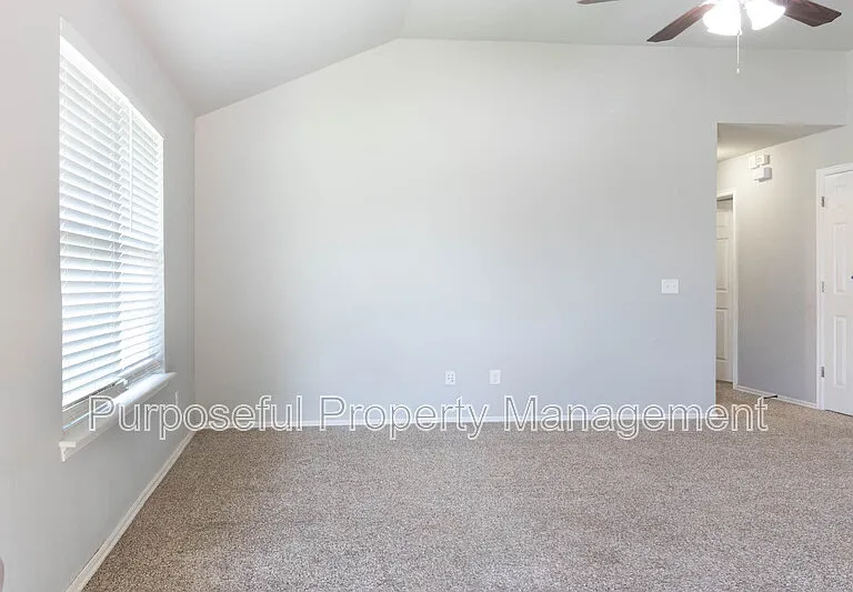 617 SW 36th St — Photo 4