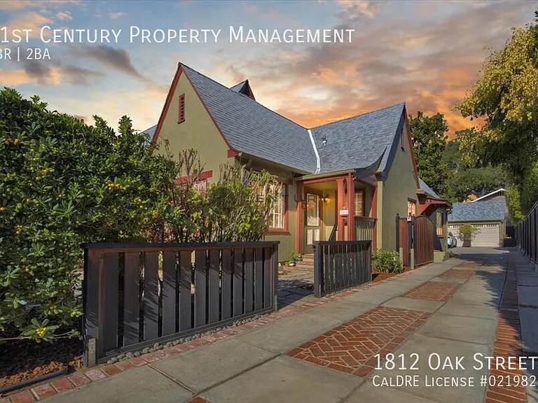 1812 Oak St — Photo 2