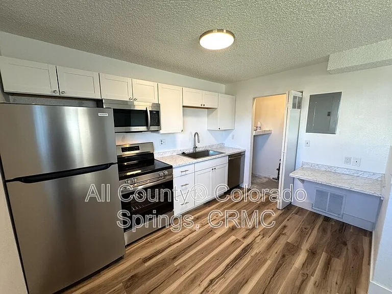 6676 Provincial Dr — Photo 3
