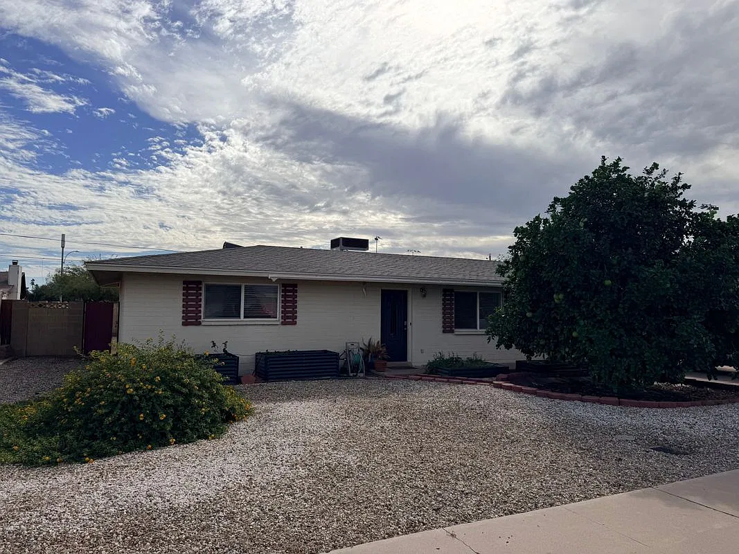 2 bed, 1.0 bath, 1040 sqft, $1,900 — Photo 1