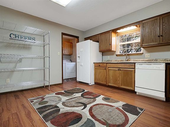 4th image of 562 Bentwood St