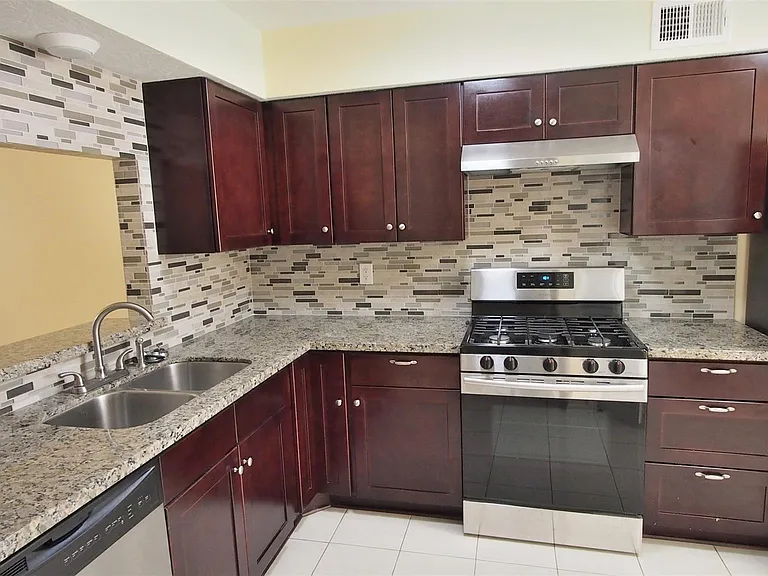 15312 Gorham Dr — Photo 7