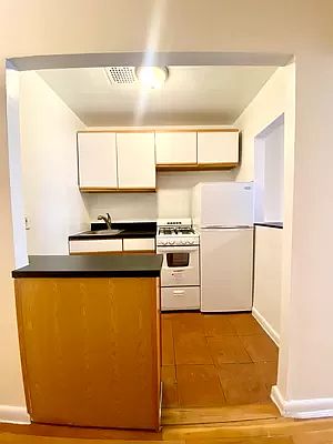 5th image of 521 E 82nd St APT 3B