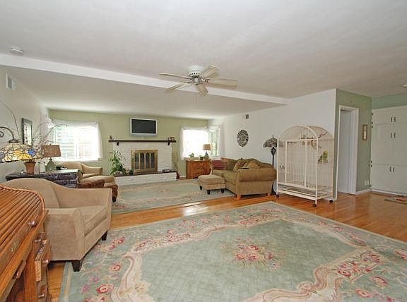 4th image of 942 E Meda Ave