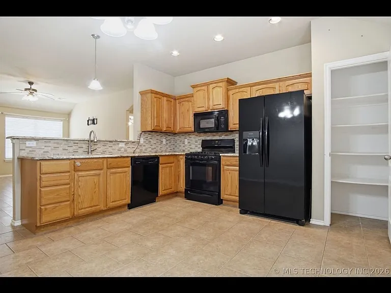 605 E Linden Ln — Photo 23