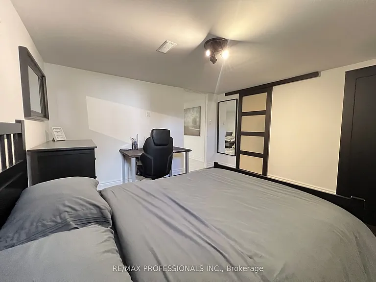 2504 Donnavale Dr — Photo 34