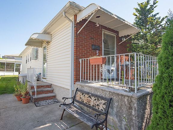 4th image of 129 Uncas Ave