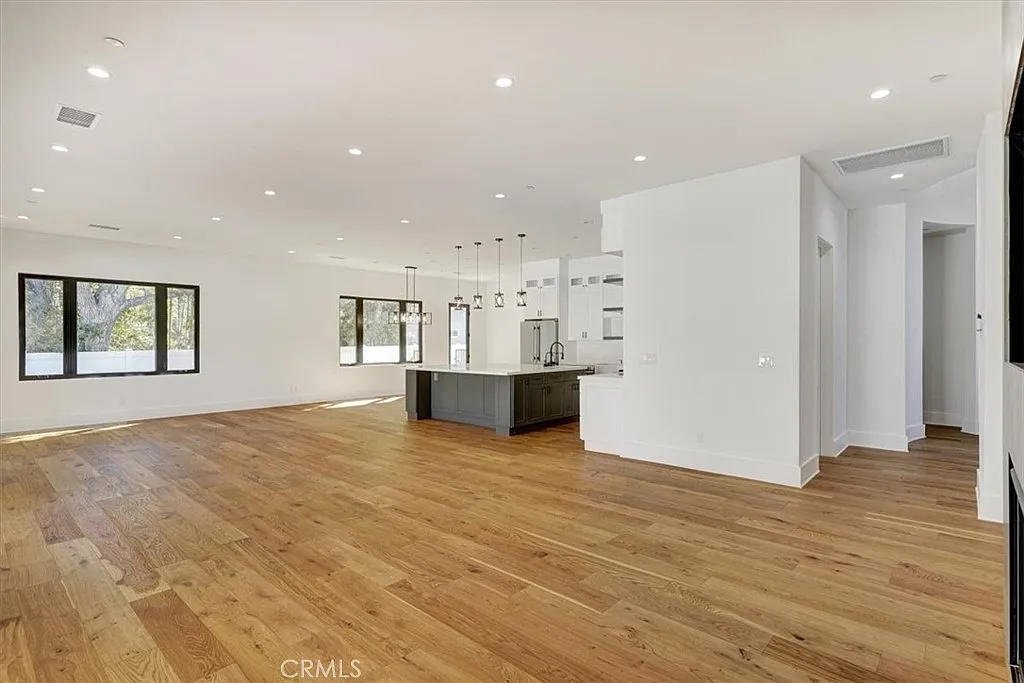 5 bed, 4.5 bath, 5500 sqft, $11,250 — Photo 4
