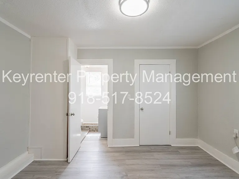E 7th St Duplex — Photo 8