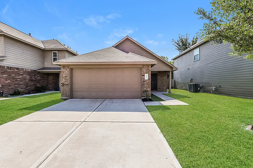 Almeda Trace — Photo 1
