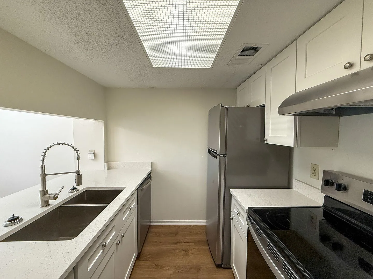 Pet Friendly & Remodeled 2 bedroom 1.5 bath townhouse available for rent! — Photo 4