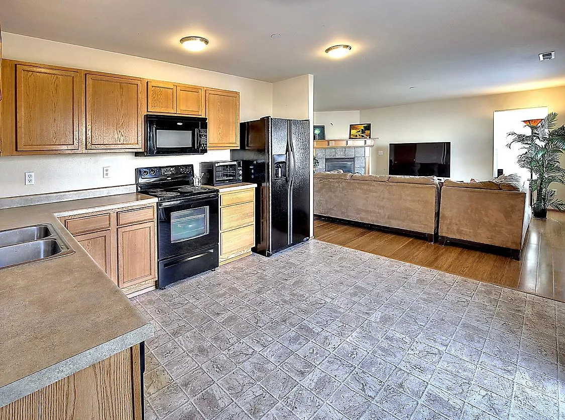 3424 Peterson St — Photo 3