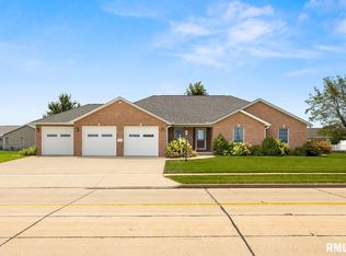 214 W Cruger Rd, Washington, IL 61571