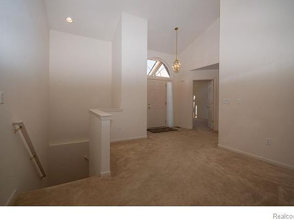 4th image of 379 Woodhaven Dr #1